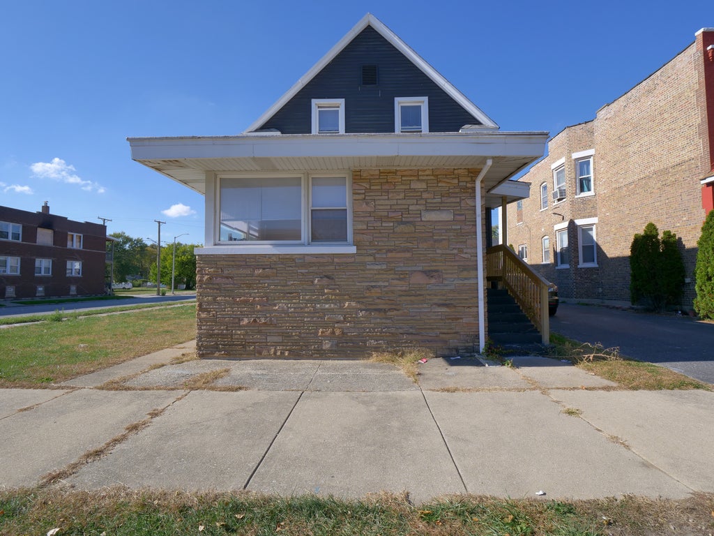 572 Douglas Avenue, Calumet City