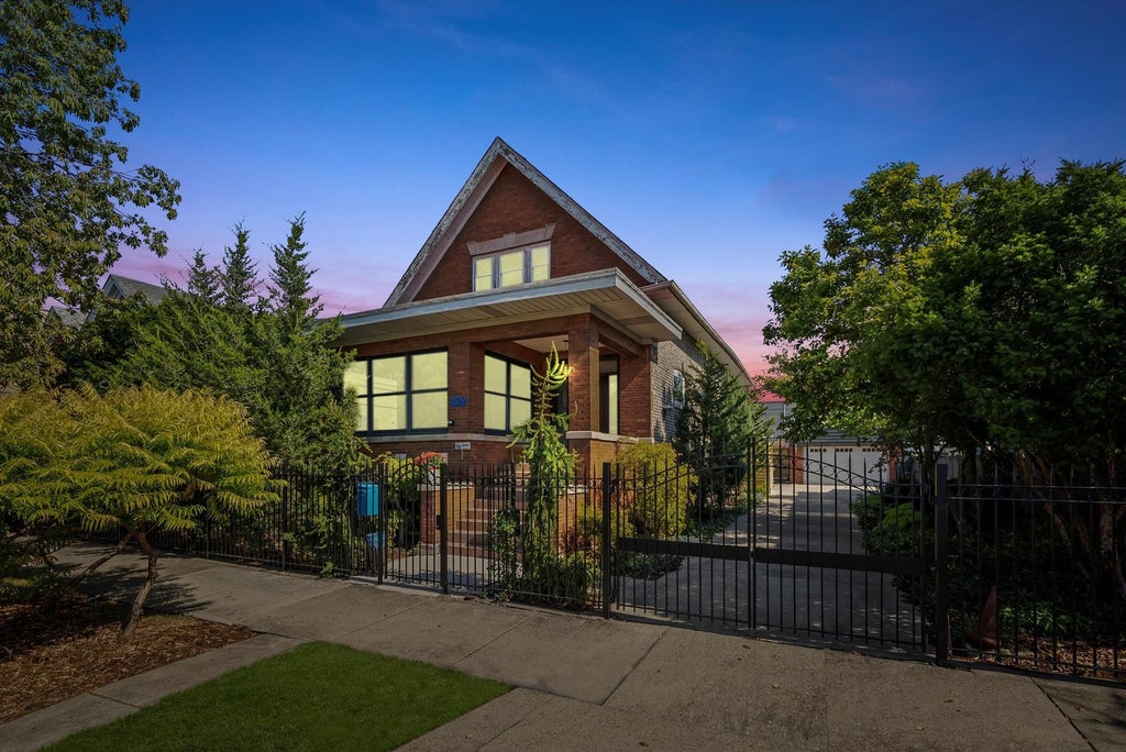 1529 North Harding Avenue, Chicago