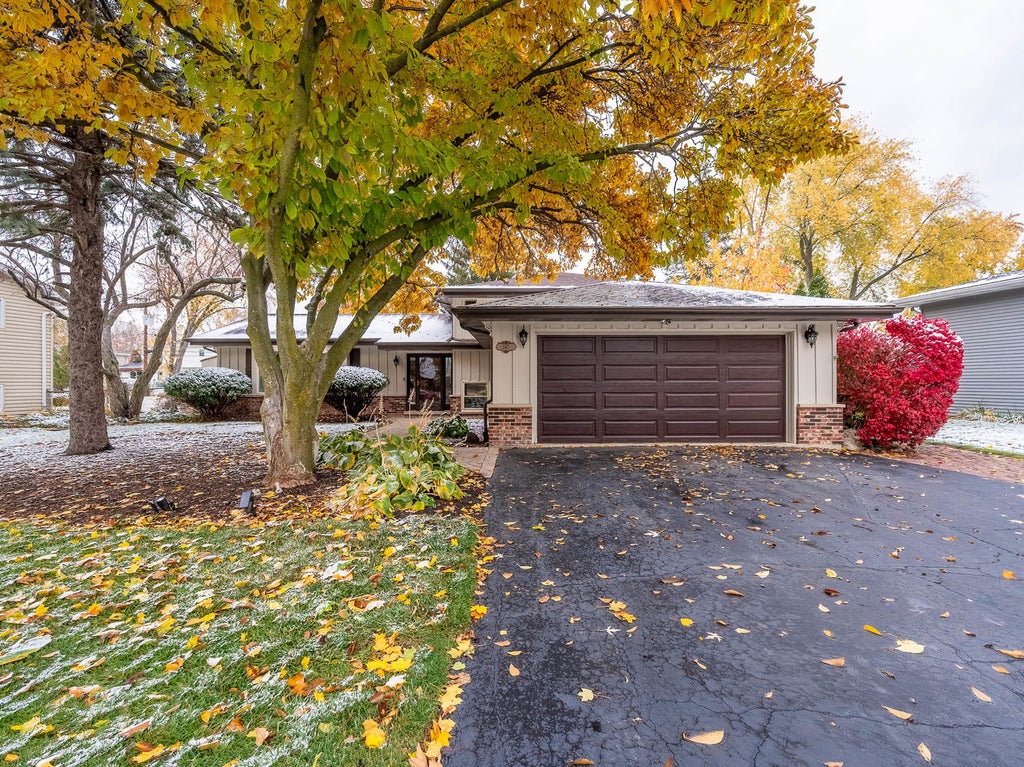 247 Arapahoe Trail, Carol Stream