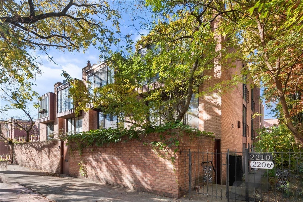 2208 North Burling Street, Chicago