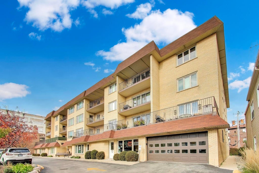 6121 North Northwest Highway 406, Chicago