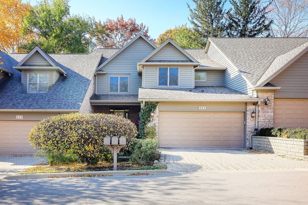 921 Oak Crest Lane, St. Charles