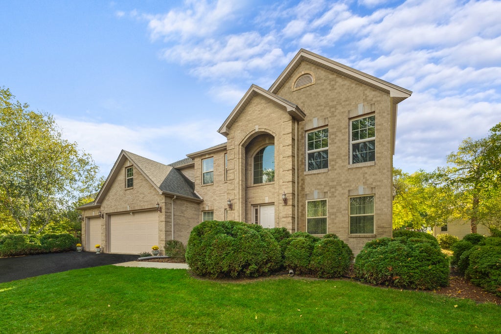 238 Willowwood Drive, Oswego