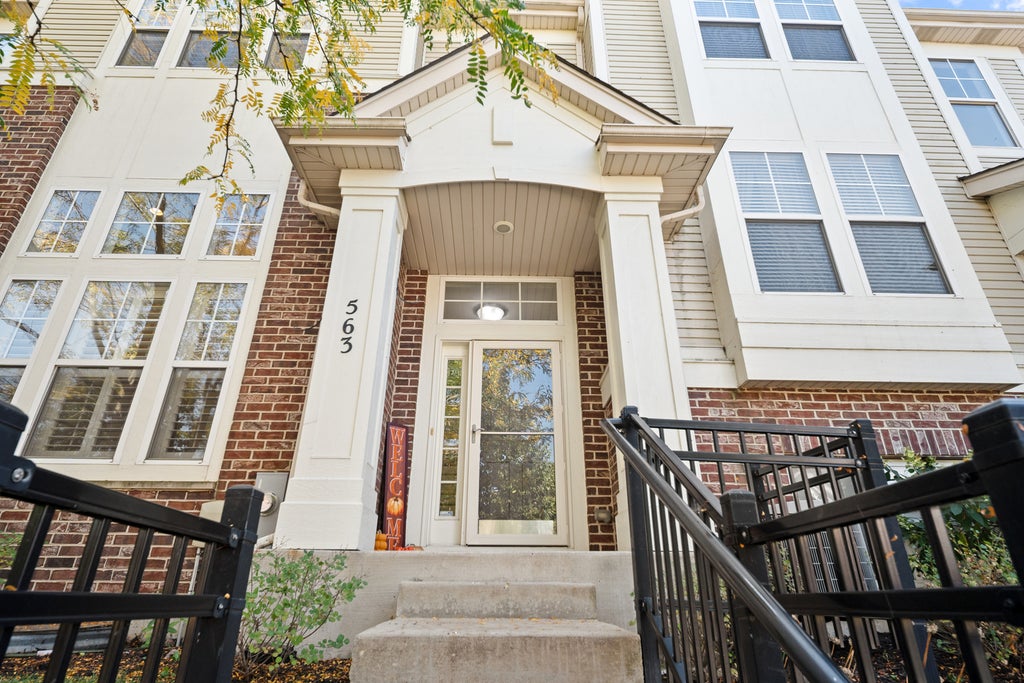 563 Grosvenor Lane, Aurora