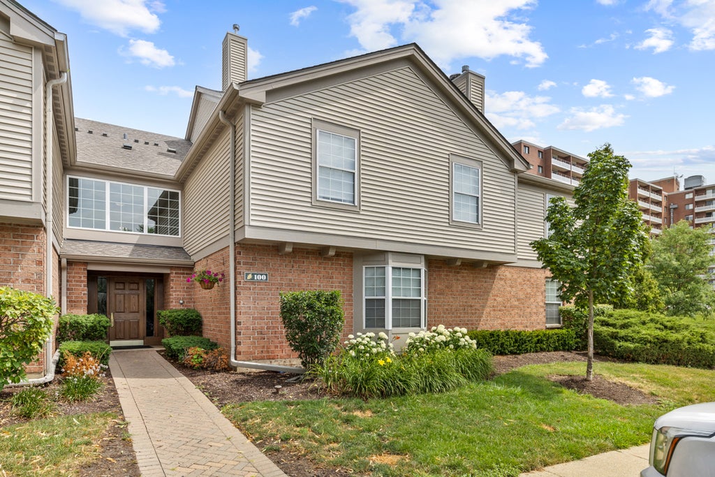 100 White Oak Court 1, Schaumburg