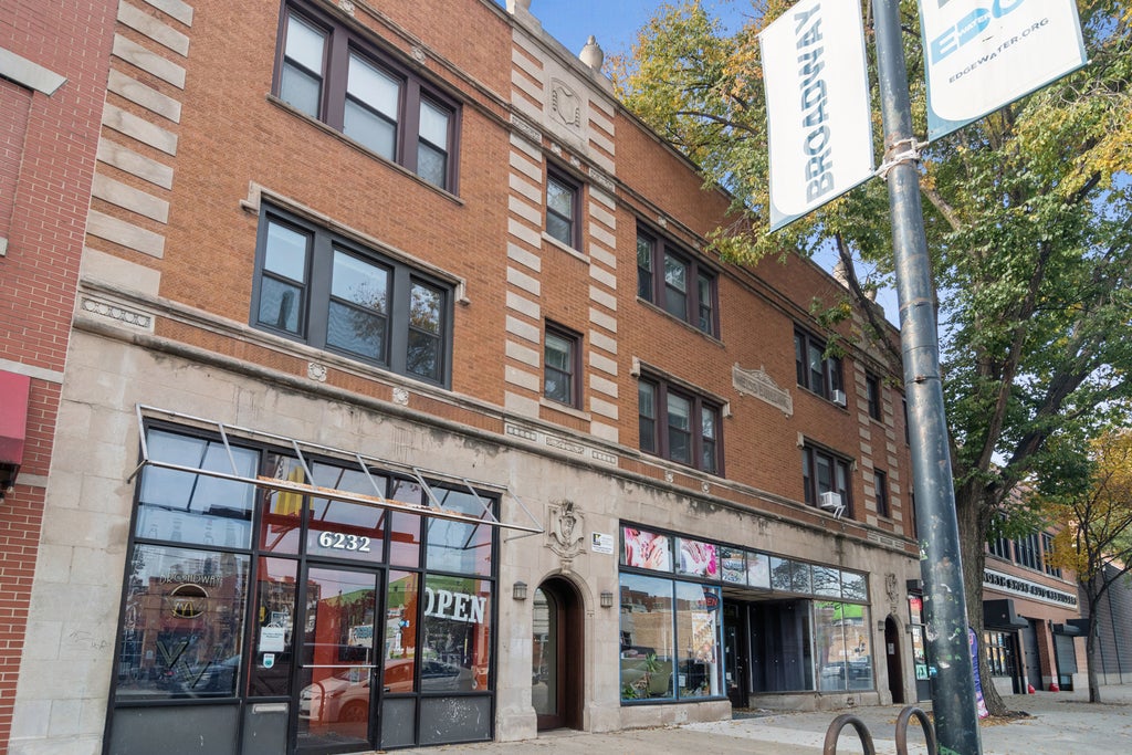 6232 North Broadway Street 2, Chicago, 60660