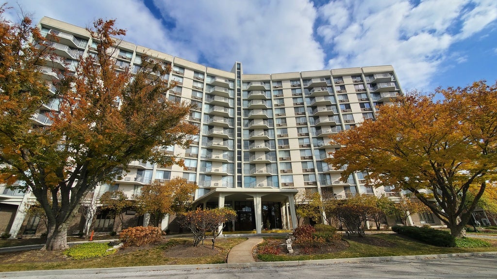 20 North Tower Road 6j, Oak Brook
