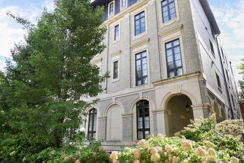 647 West Melrose Street 5, Chicago