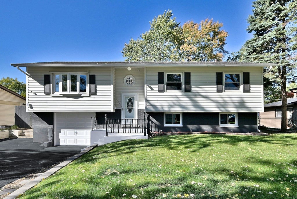 6938 Meadowbrook Lane, Hanover Park