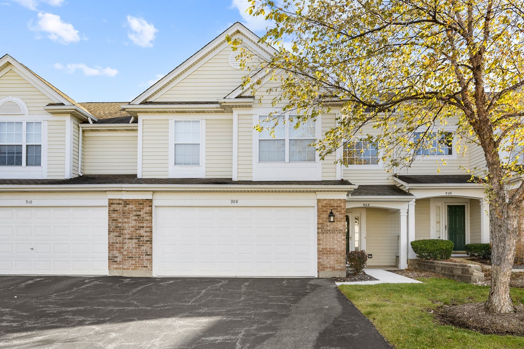 908 Huntington Drive, Elk Grove Village