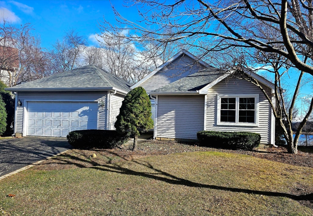 186 North Crooked Lake Lane, Lindenhurst