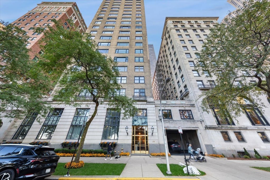 179 East Lake Shore Drive 19s, Chicago, 60611