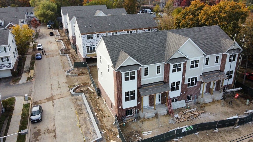 184 North East River Road, Des Plaines