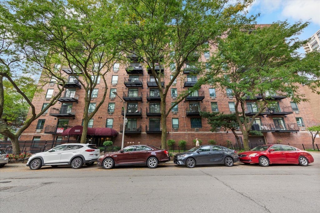 3900 North Pine Grove Avenue 910, Chicago, 60613