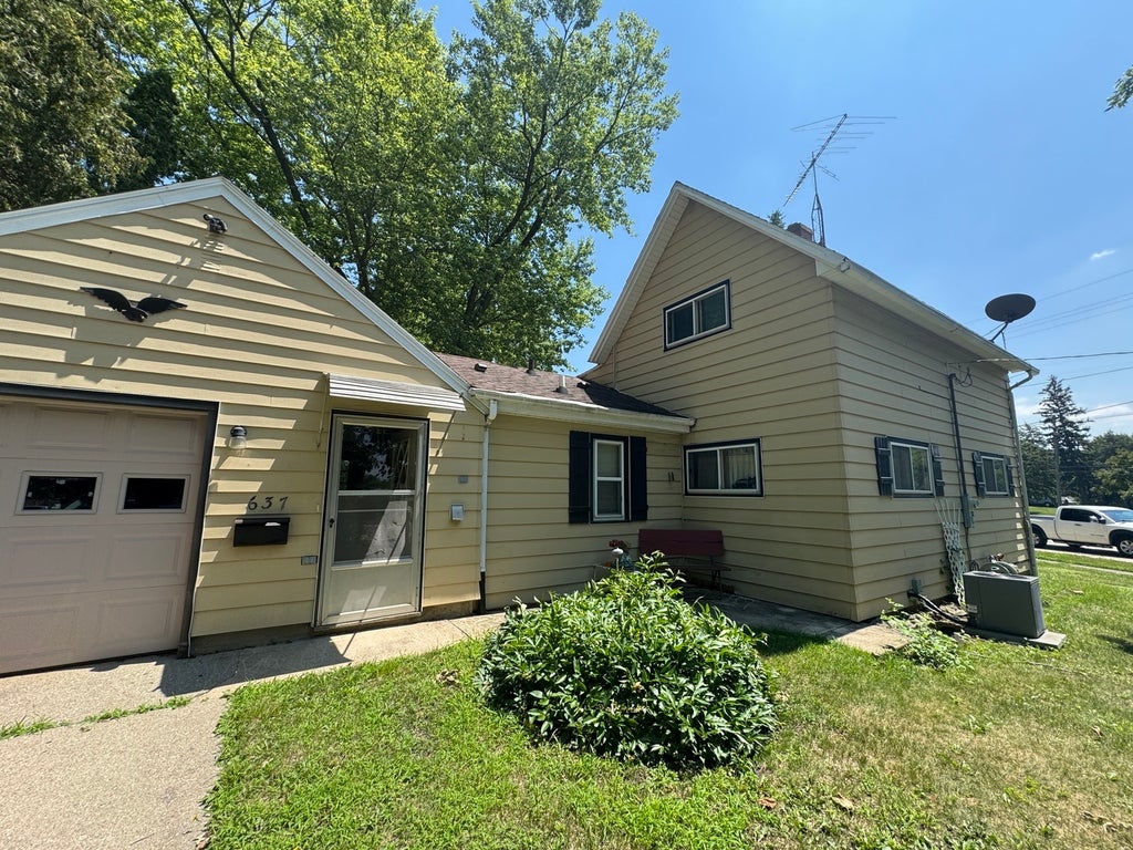 637 West Main Street, Genoa