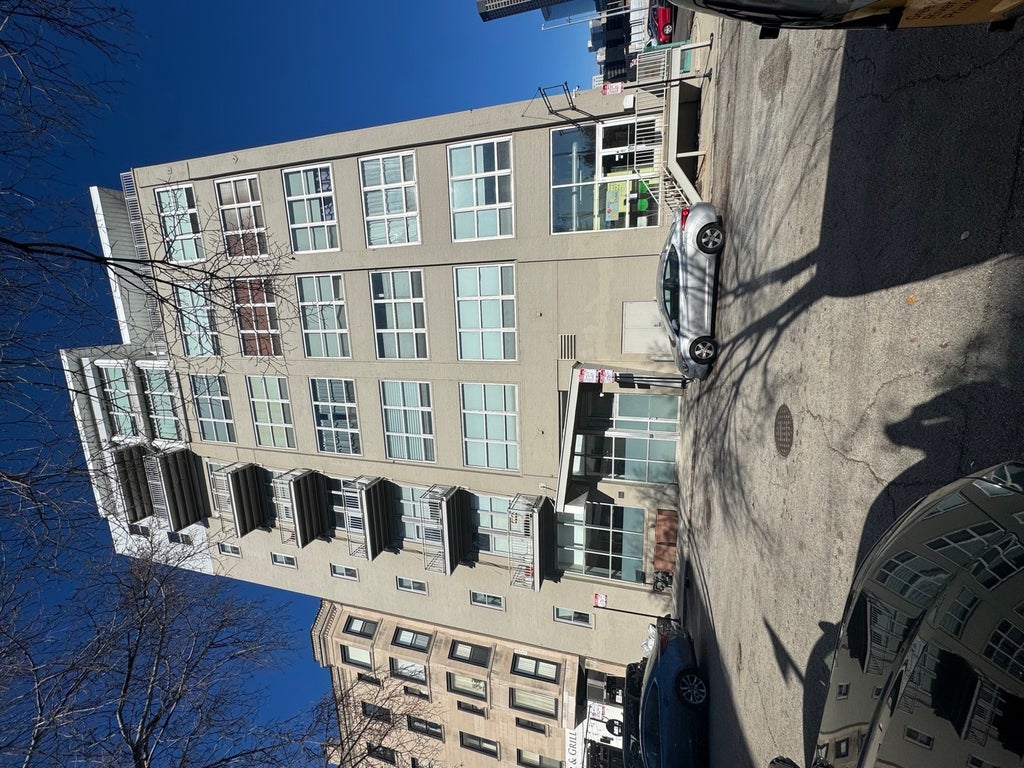 770 West Gladys Avenue 305, Chicago, 60661