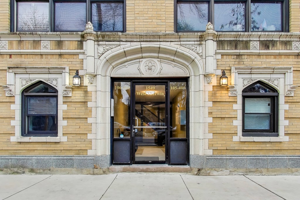 1549 West Sherwin Avenue 106, Chicago, 60626