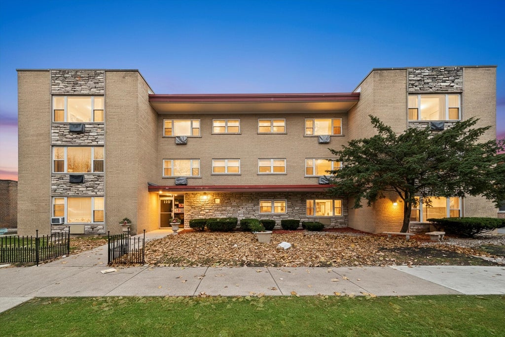 415 South Maple Avenue 202, Oak Park, 60302