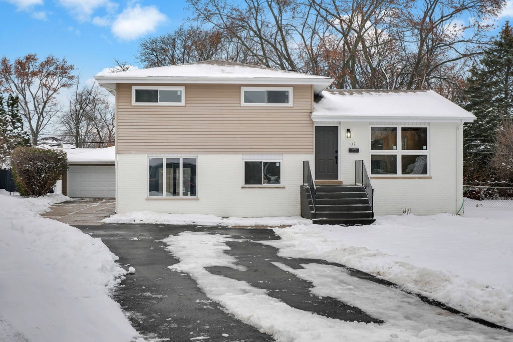 137 Julie Drive, Glenview, 60025