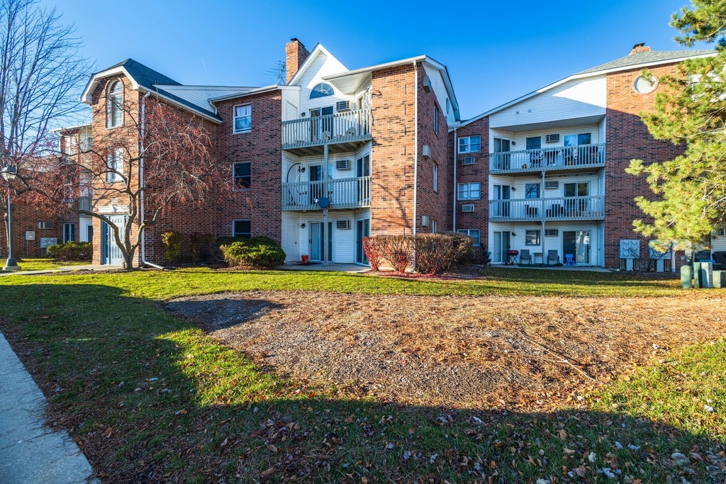 1345 Cunat Court 2d, Lake In The Hills