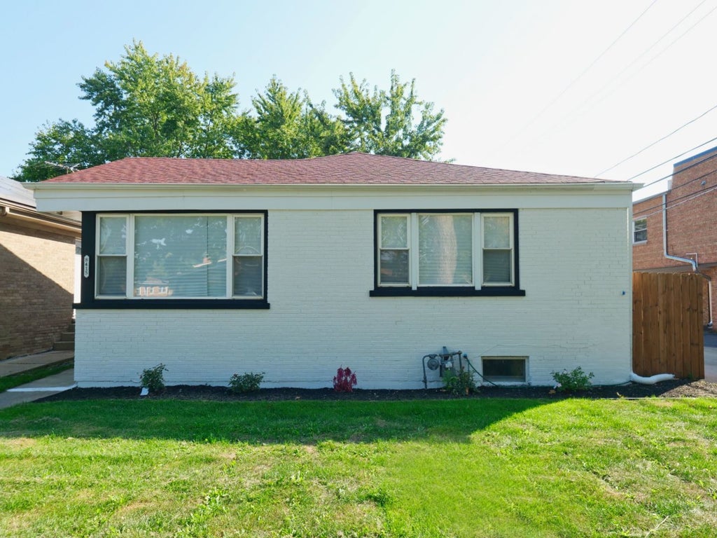 8415 Trumbull Avenue, Skokie, 60076