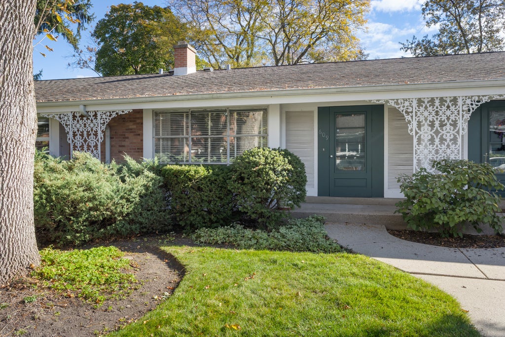 609 Carriage Hill Drive, Glenview, 60025