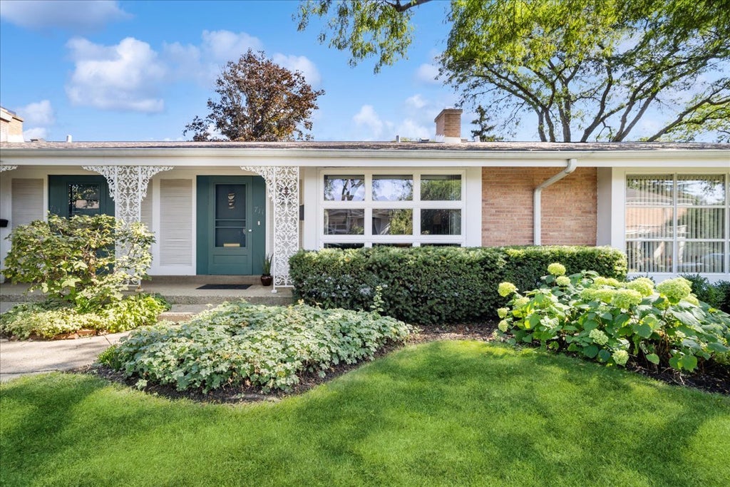 711 Carriage Hill Drive, Glenview, 60025