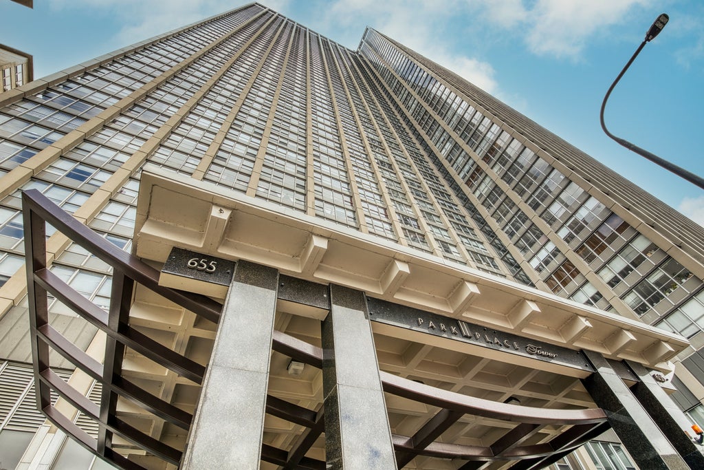 655 West Irving Park Road 1301, Chicago, 60613