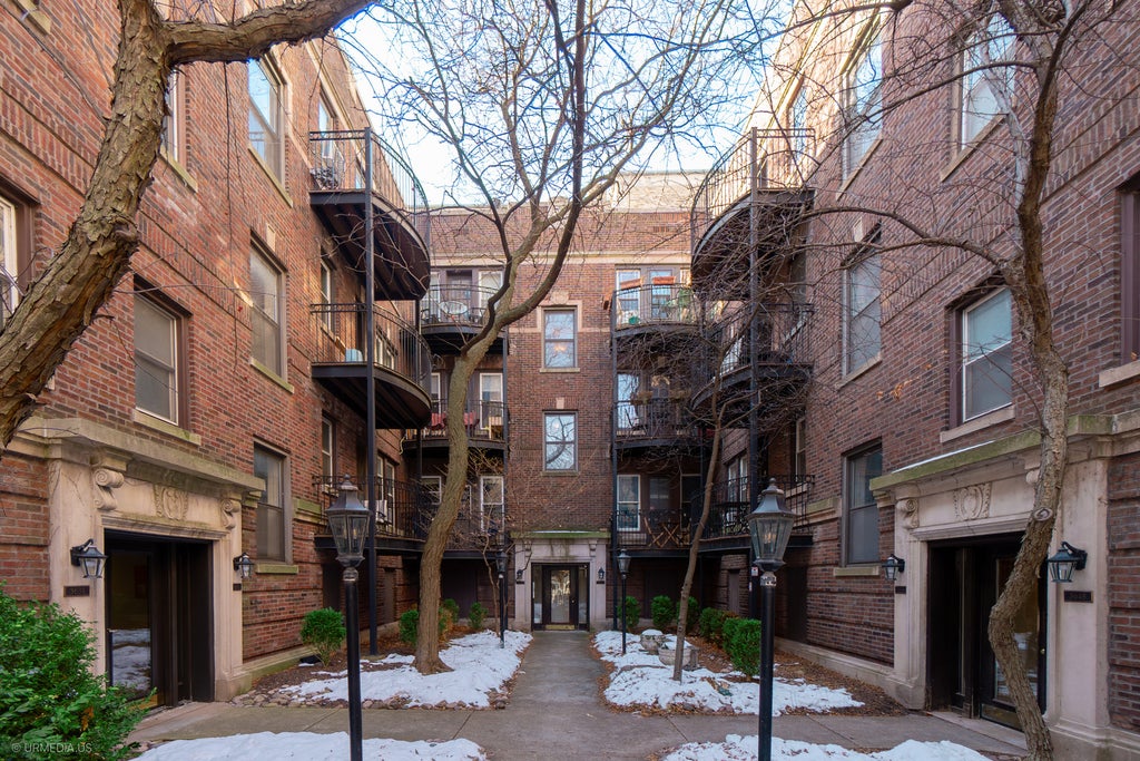 3644 North Pine Grove Avenue 1, Chicago, 60613
