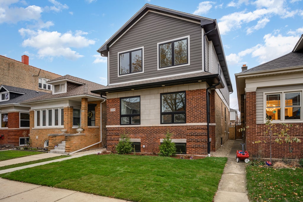 2225 West Carmen Avenue, Chicago, 60625