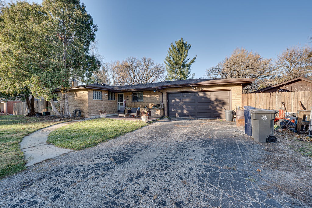1212 Century Oaks Drive, Elgin