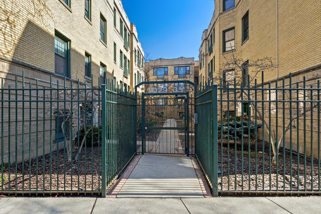 7035 North Sheridan Road G, Chicago, 60626