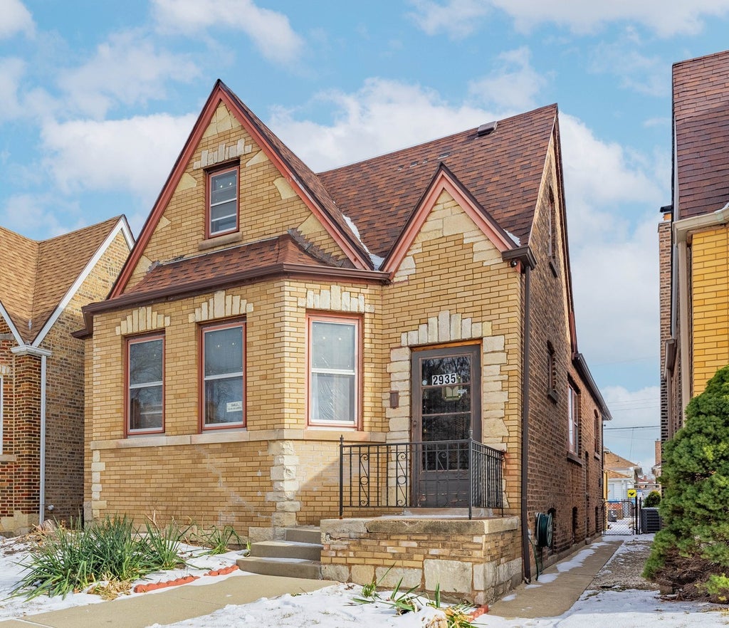 2935 North Mango Avenue, Chicago