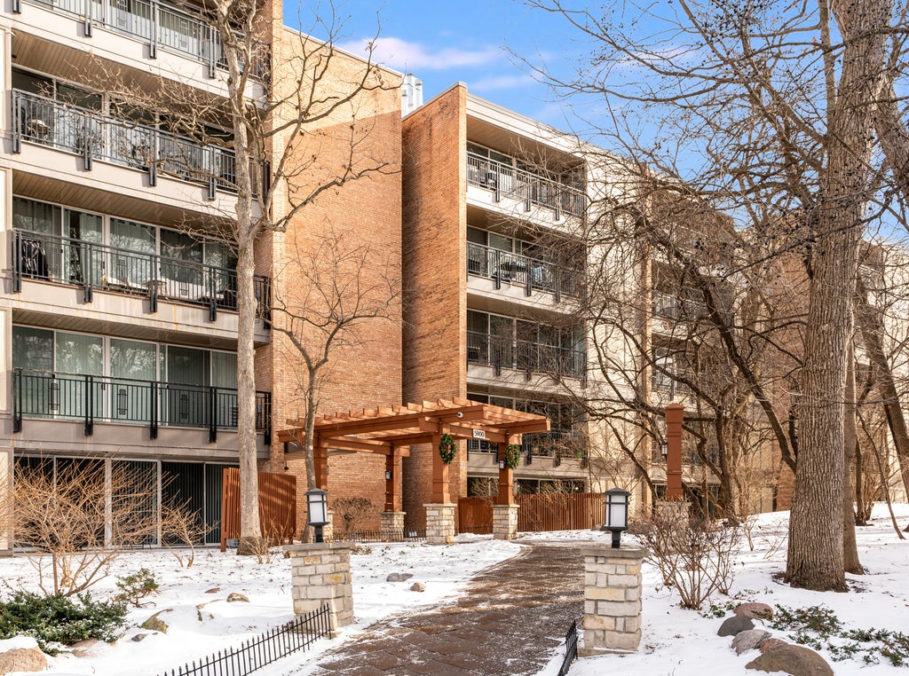 5900 Oakwood Drive 1e, Lisle