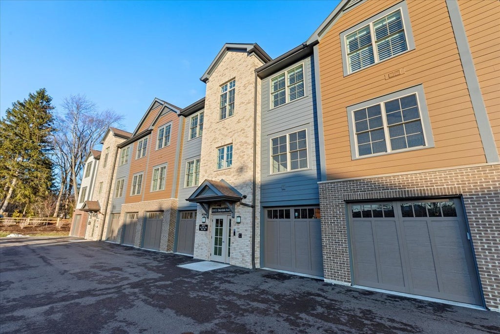 319 South Glendale Avenue 303, Barrington