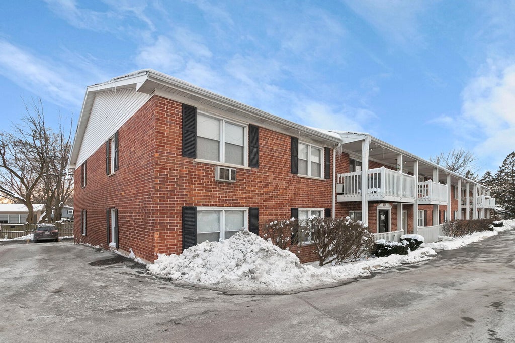 565 Maple Avenue 8, Lisle