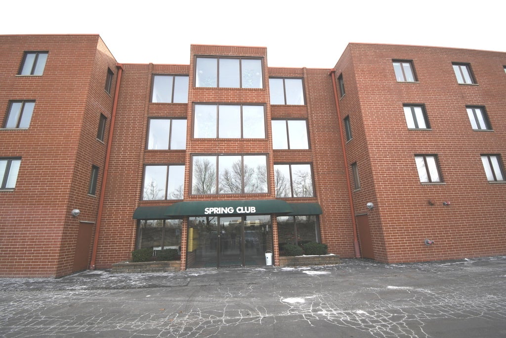 1s045 Spring Road H2, Oakbrook Terrace