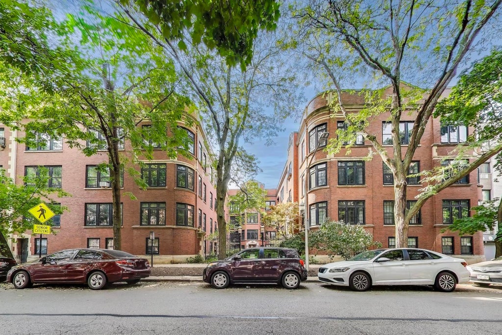 2918 North Pine Grove Avenue 3, Chicago