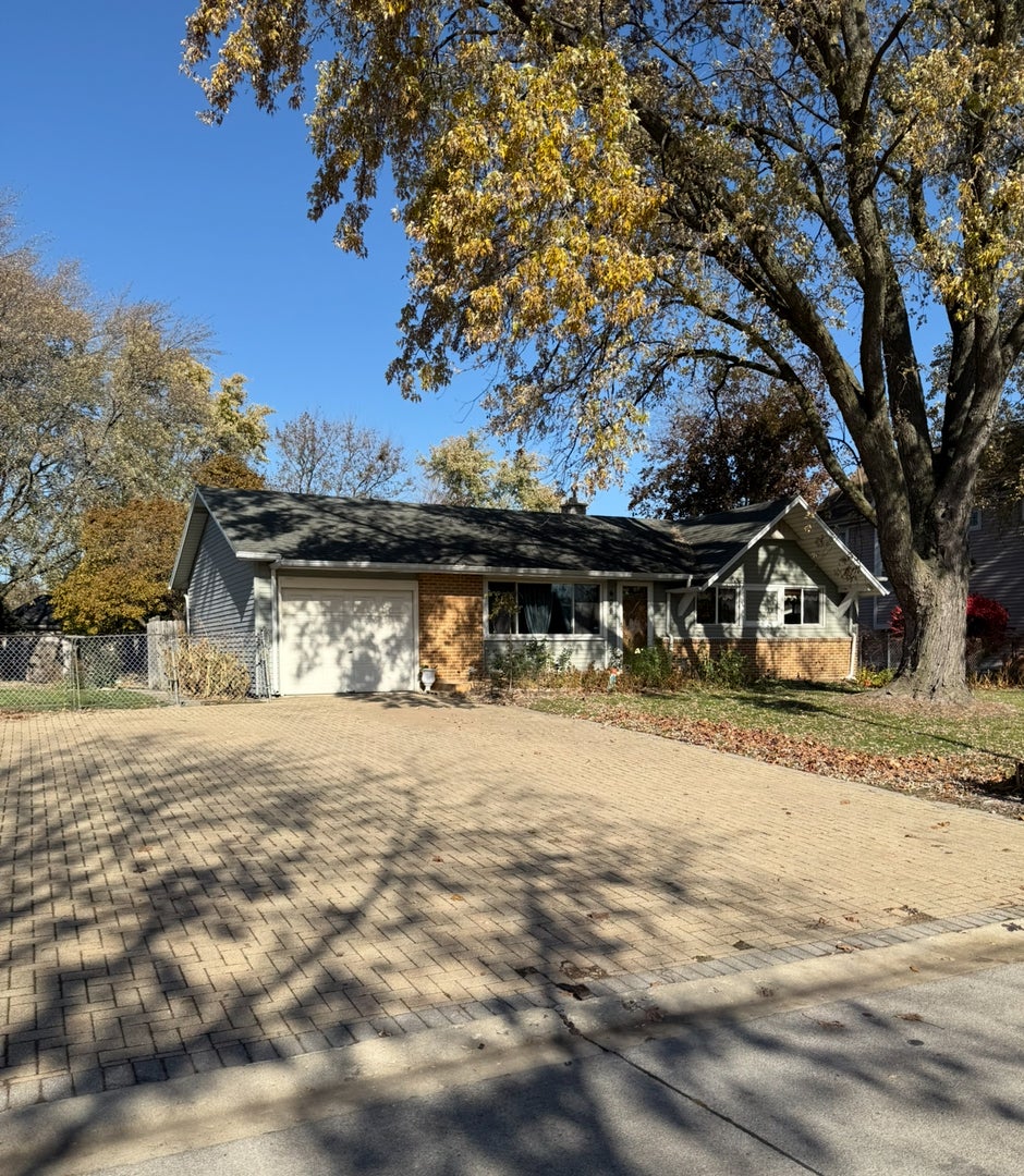 655 West Comstock Avenue, Elmhurst