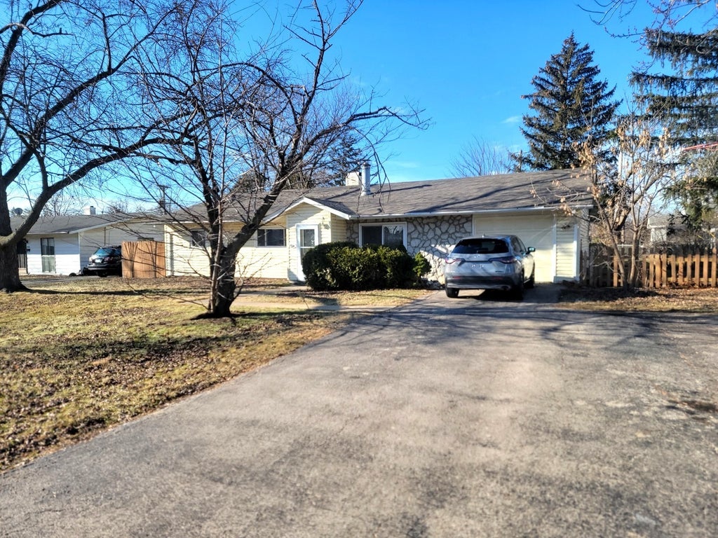 524 Hazelwood Lane, Glenview