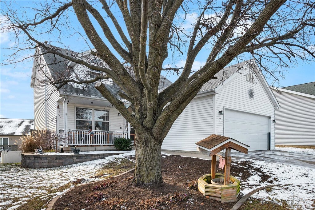 7 Lake Ridge Court, Bloomington