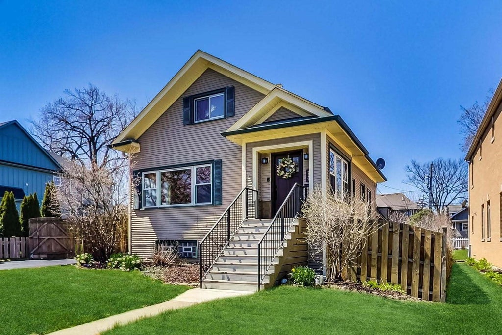 272 North Willow Road, Elmhurst