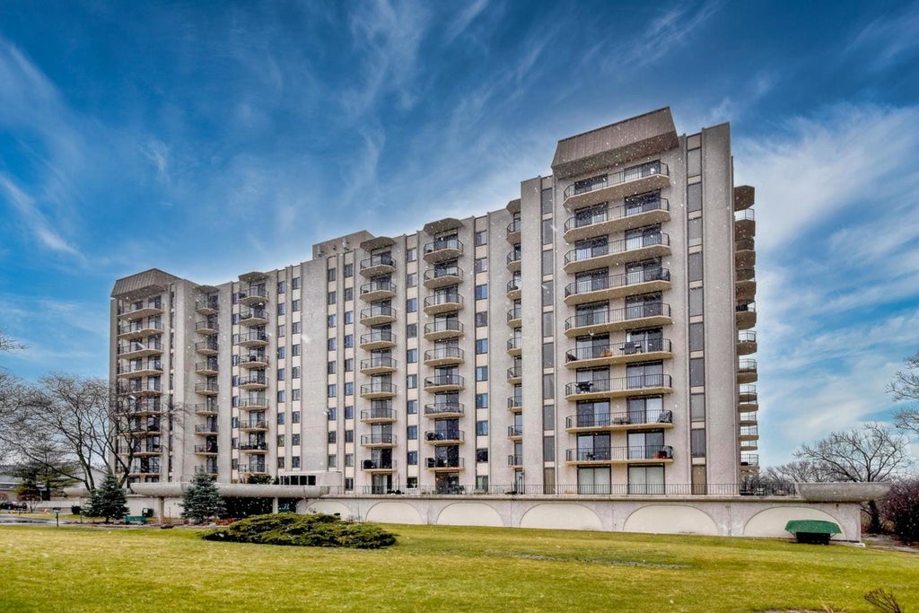 190 South Wood Dale Road 902, Wood Dale