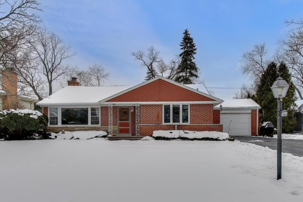 2537 Pick Drive, Glenview
