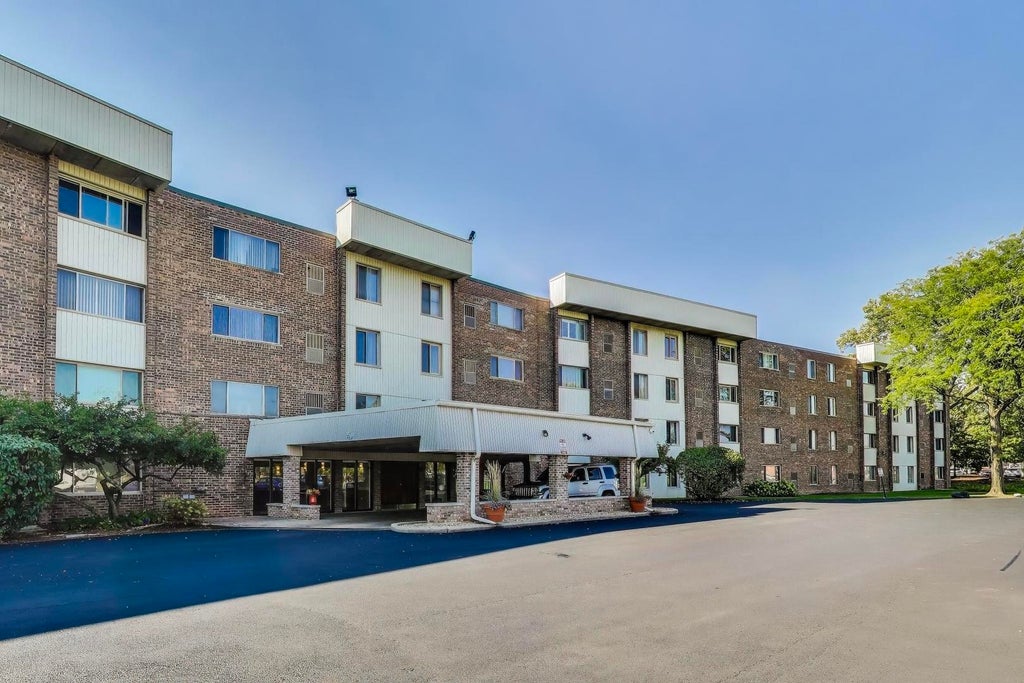 841 North York Street 109, Elmhurst