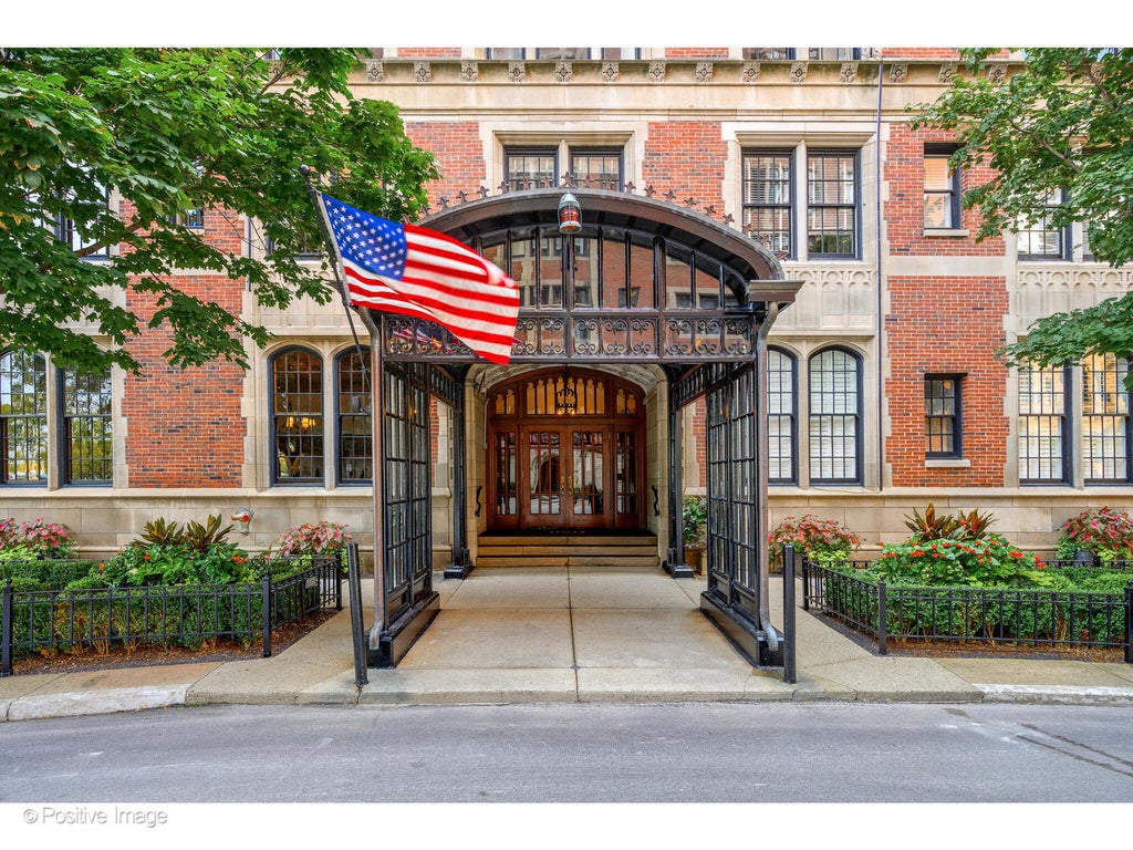 1120 North Lake Shore Drive 10c, Chicago