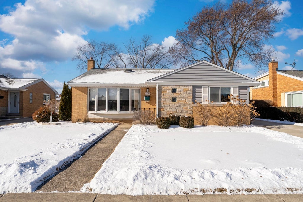 8832 Osceola Avenue, Morton Grove