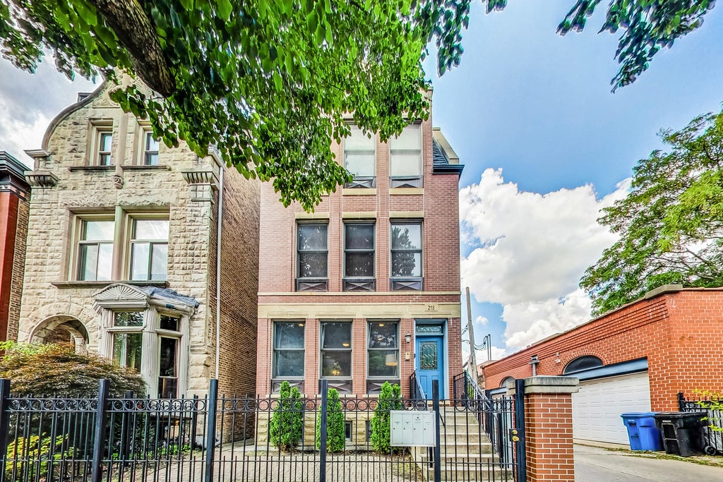 218 South Laflin Street 101, Chicago, 60607
