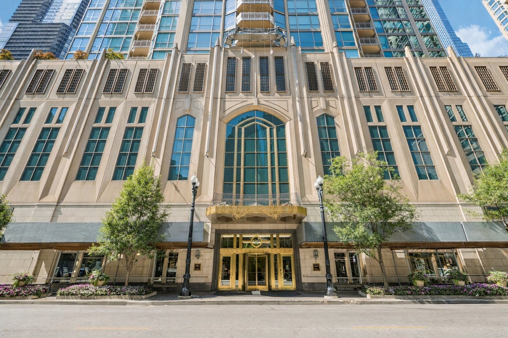 21 East Huron Street 1806, Chicago, 60611