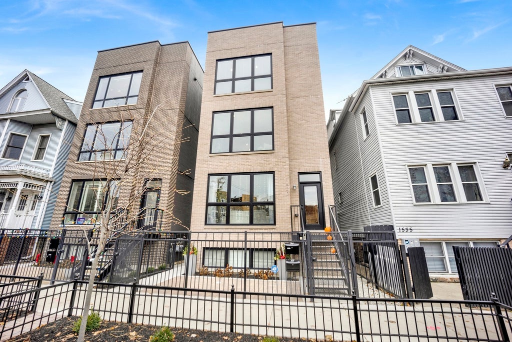 1533 West Barry Avenue 2, Chicago
